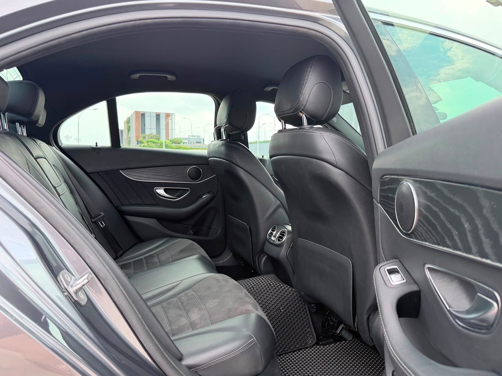 Mercedes-Benz C200 AMG Line photo 6